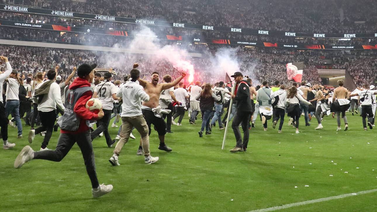 Fan-Wahnsinn! Platzsturm in Frankfurt