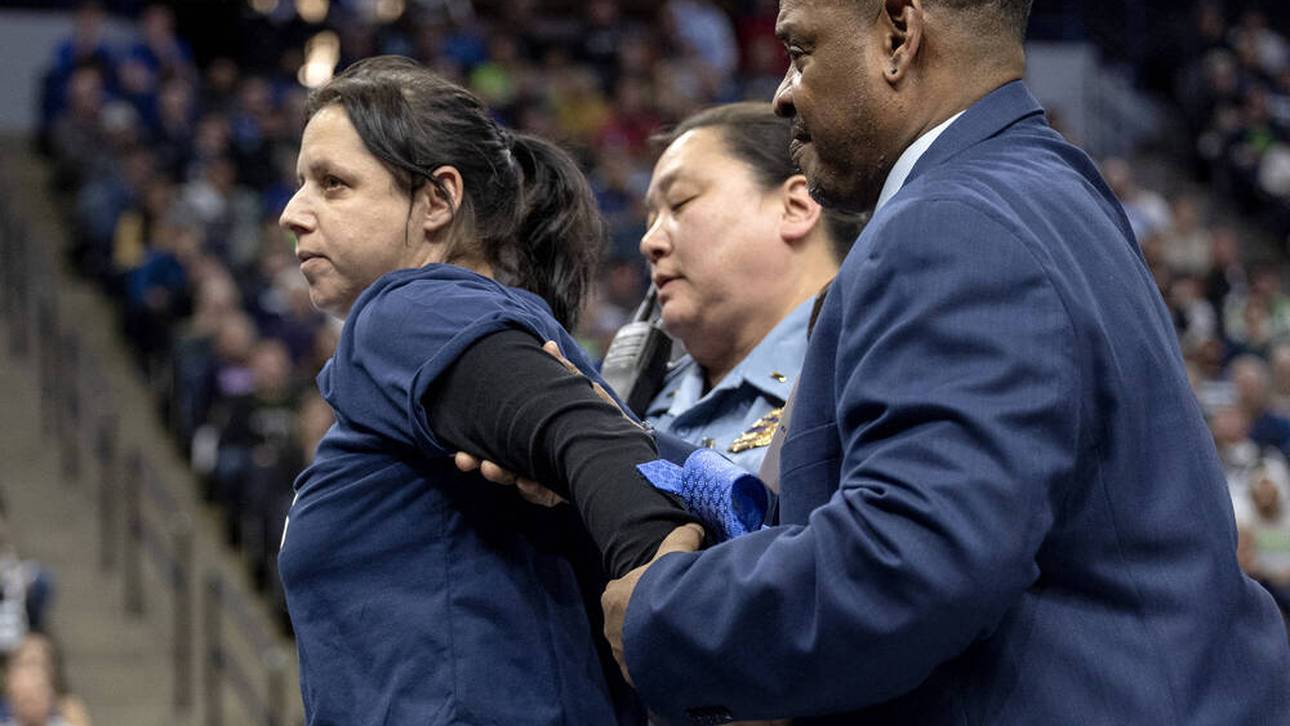 Unfassbar! Frau kettet sich an Korb