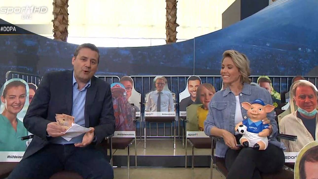 SPORT1-Chefredakteur Pit Gottschalk fütterte das Phrasenschwein mit 2500 Euro für den guten Zweck