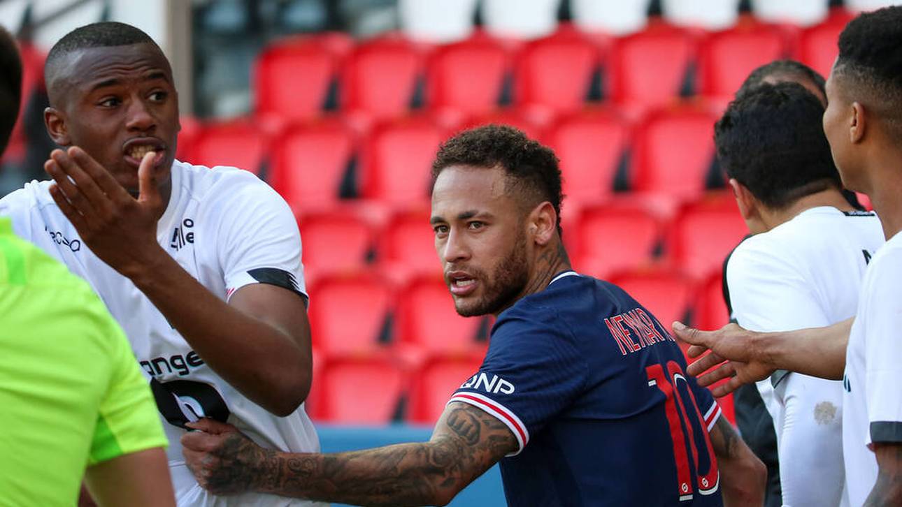 Neymar (M) im Gerangel mit Djaló (L)