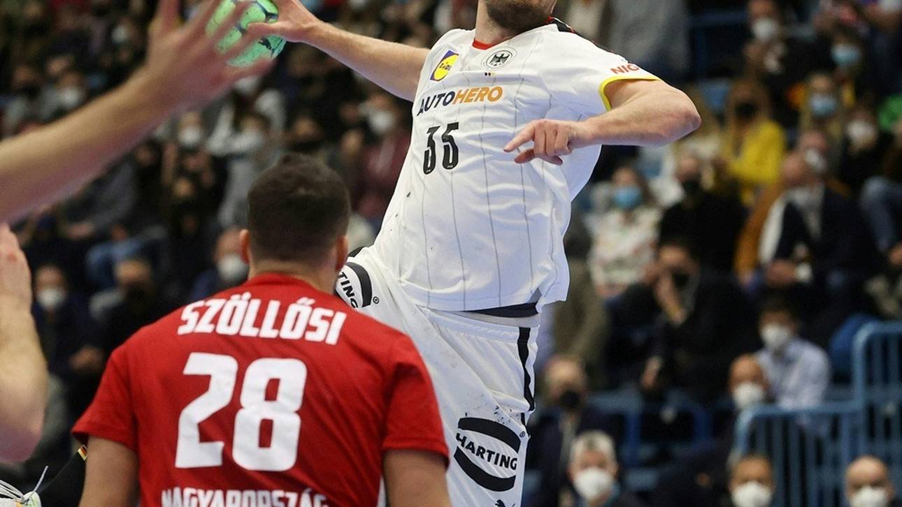 Handballer feiern Sieg gegen Ungarn