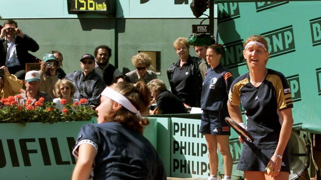 Martina Hingis bricht ein ungeschriebenes Gesetz, indem sie die Platzhälfte ihrer Gegnerin betritt