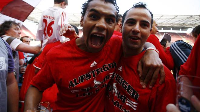 Marvin Matip (à esquerda) e Salvatore Gambino comemoram sua promoção à Colônia na 1ª Bundesliga em 2008