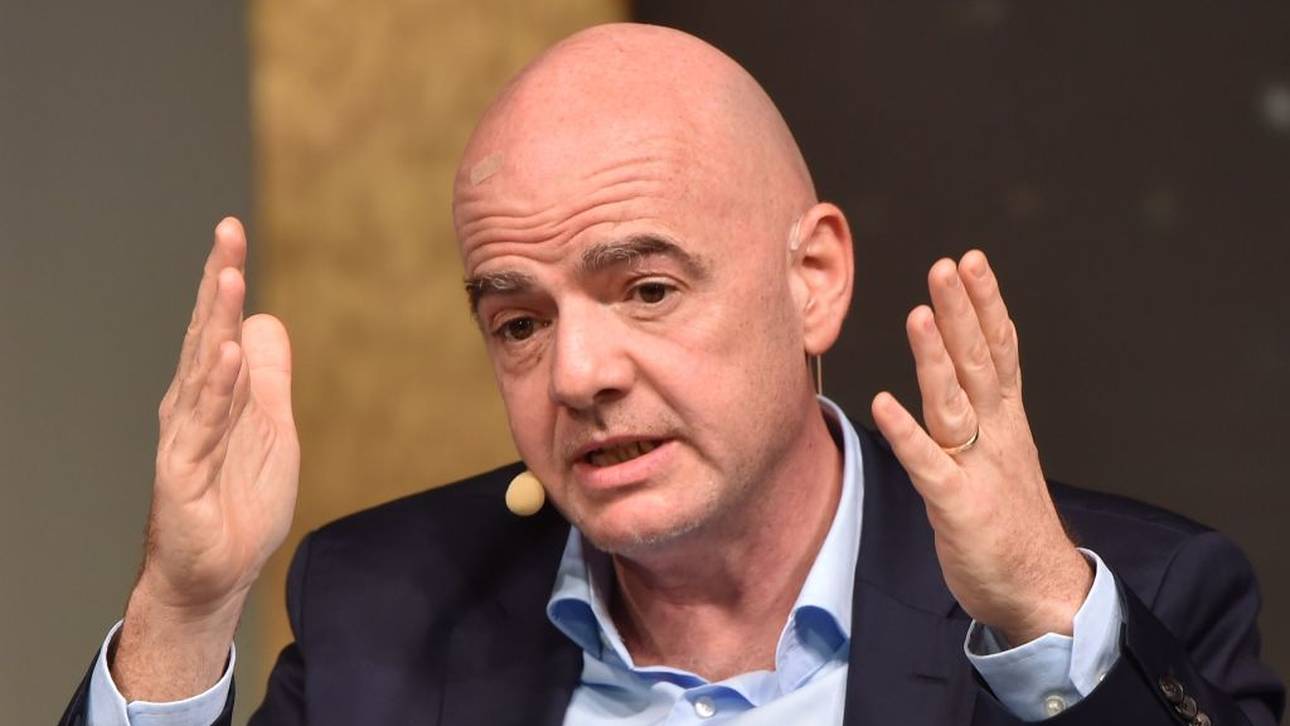 FIFA: Zwei WM-Turniere 2022?