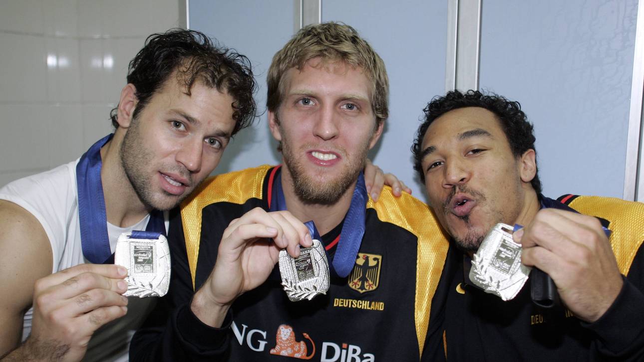 Denis Wucherer (l.), Dirk Nowitzki (m.) und Demond Greene (r.) nach der EM 2005