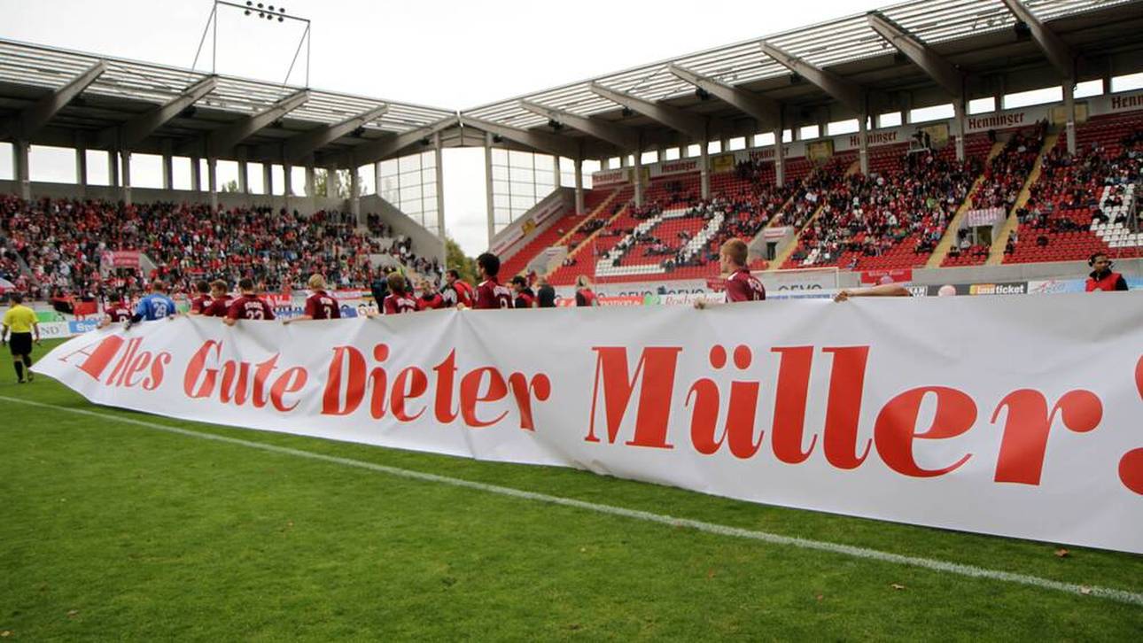 Die Mannschaft des OFC grüßt im Oktober 2012 mit einem Transparent den ehemaligen OFC-Präsidenten, der zu der Zeit schwer erkrankt war.