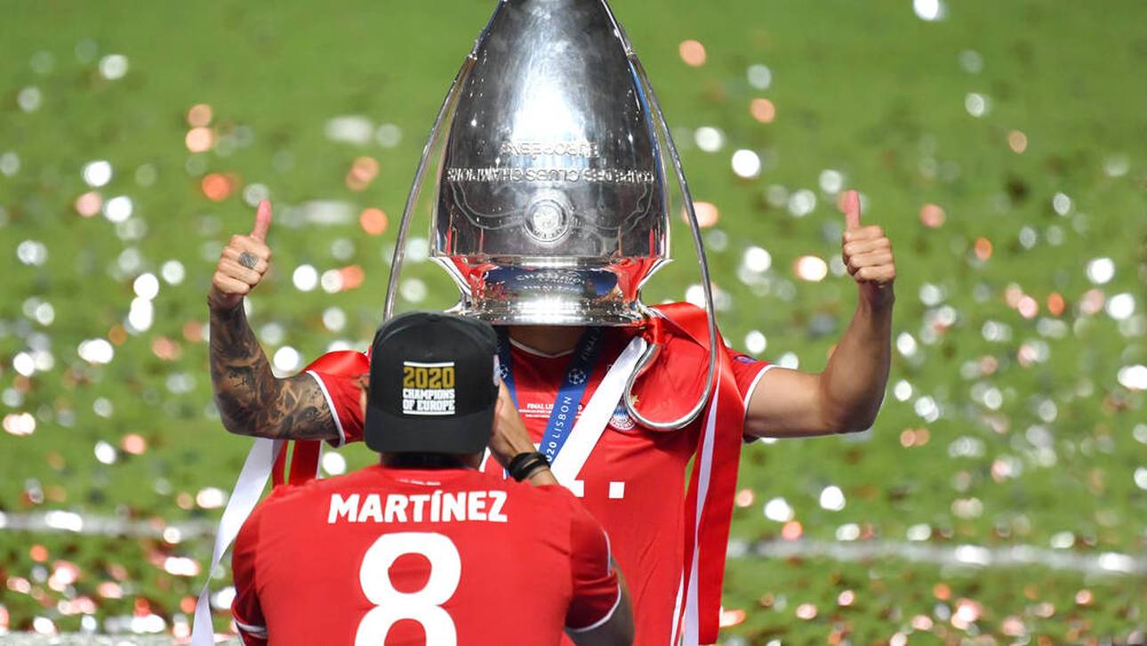 Javi Martinez fotografiert Lucas Hernandez, dessen Kopf im Henkelpokal steckt