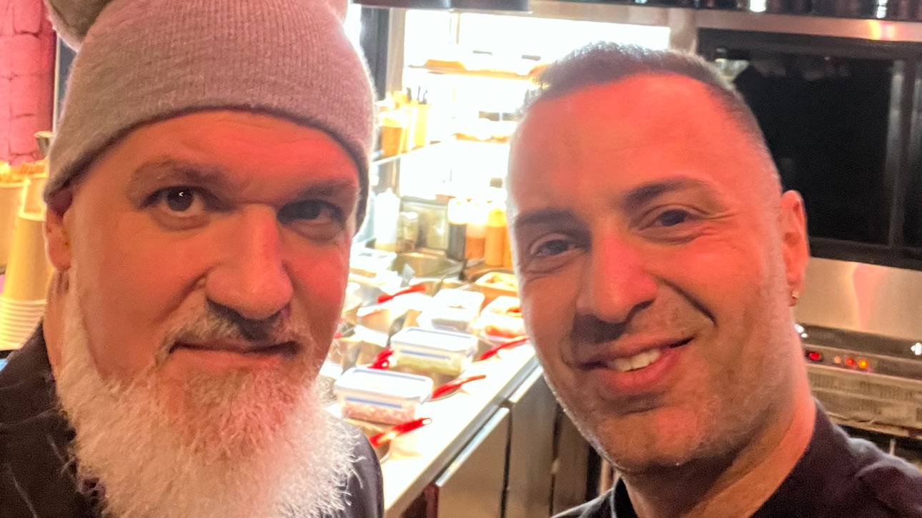 Barbaros Barut (r.) mit SPORT1-Reporter Reinhard Franke