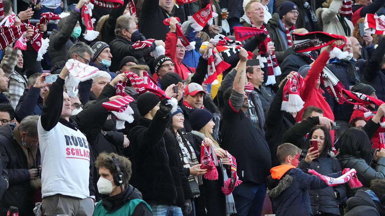 Fans ohne Masken im Derby