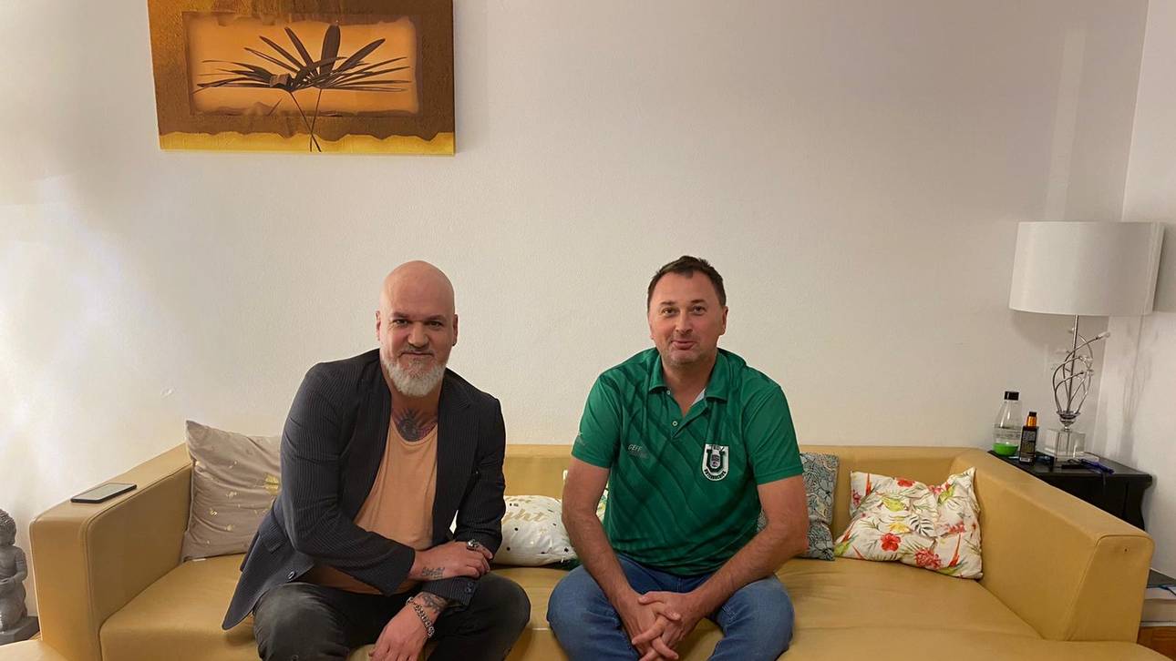 SPORT1-Reporter Reinhard Franke (l.) kennt Mihai Paduretu schon lange und traf ihn zum Interview in Unterhaching