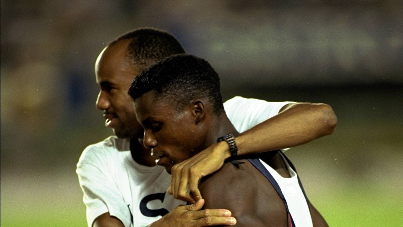 Mike Powell (l.) fügte Carl Lewis 1991 die größte Niederlage in dessen Karriere zu