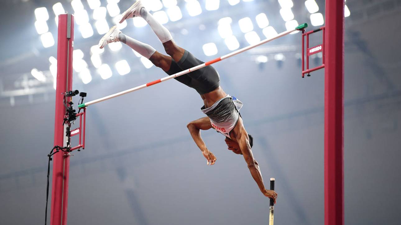 Stabhochsprung im Autokino vor Fans