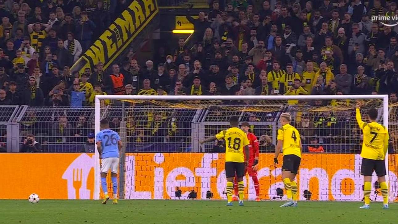 Youssoufa Moukoko ahnte die Ecke beim Elfmeter von Riyad Mahrez