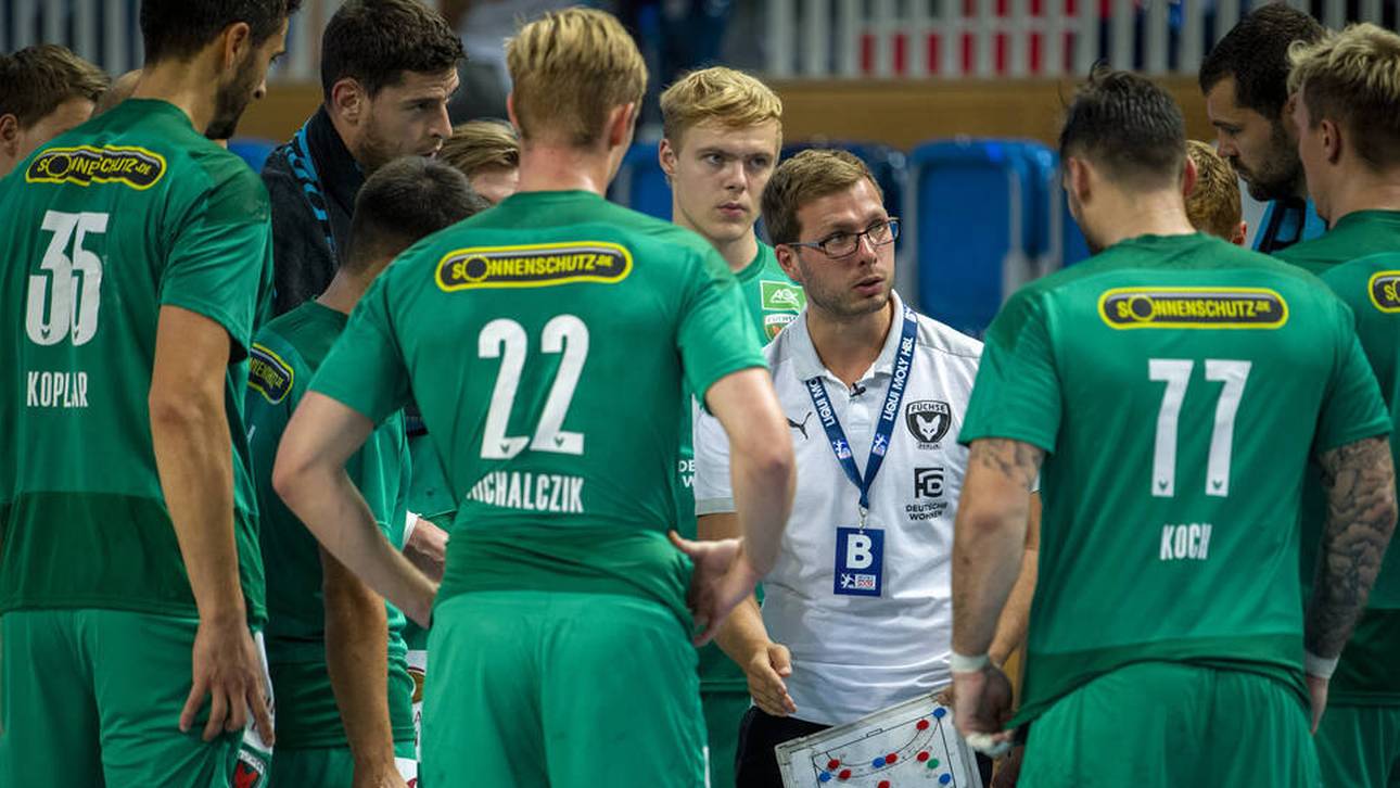 Jaron Siewert (weißes Oberteil) ist mit 26 Jahren der jüngste Bundesliga-Trainer