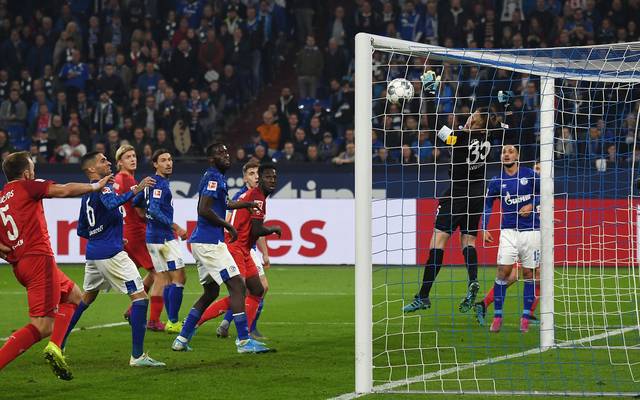Bundesliga Fc Schalke 04 Spielt Gegen 1 Fc Koln 1 1 Hector Trifft