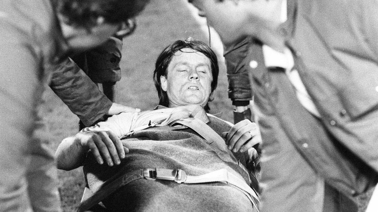 Braunschweigs Hasse Borg wurde im Oktober 1981 mit gebrochenem Schien- und Wadenbein vom Platz getragen