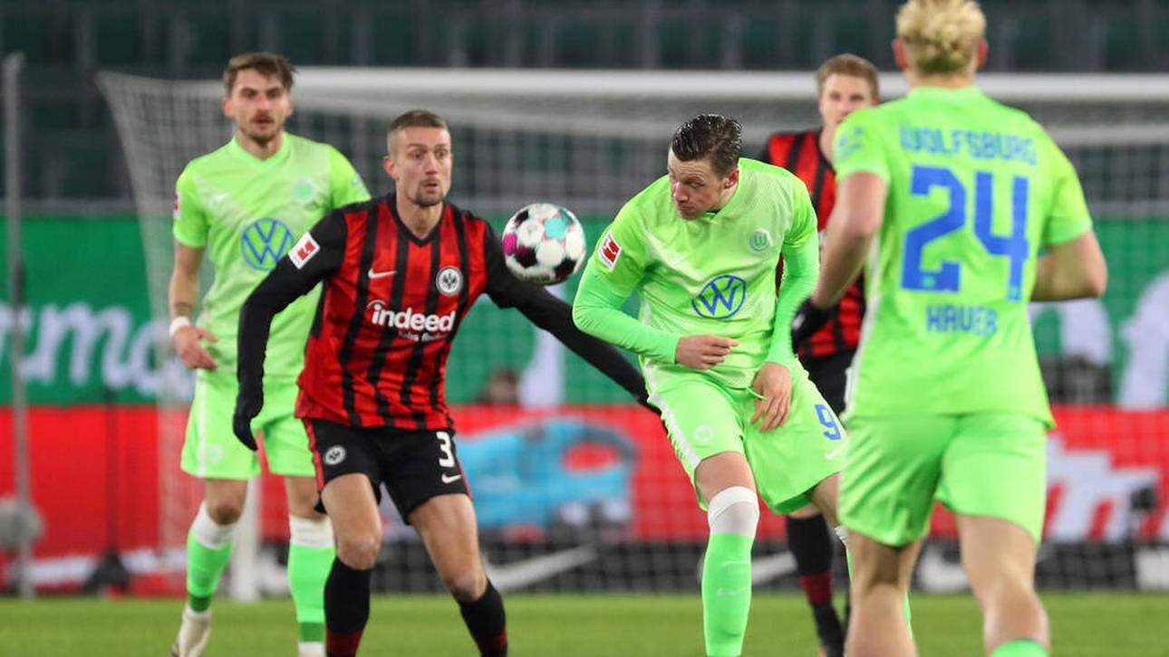 Stefan Ilsanker im Duell mit Wout Weghorst vom VfL Wolfsburg