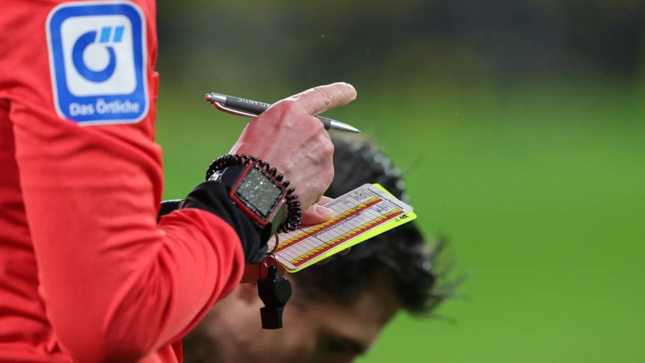 Schiedsrichterin zeigt erste Weiße Karte der Geschichte