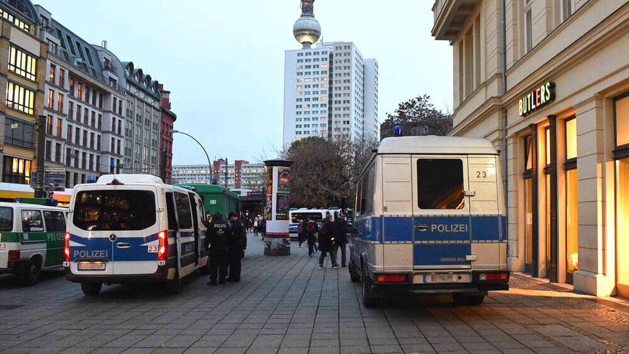 Angriffe und Pyro: Ausschreitung in Berlin