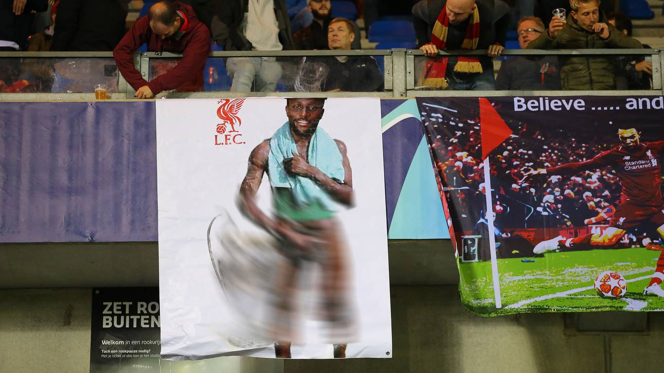 Origi mit obszönem Banner beleidigt