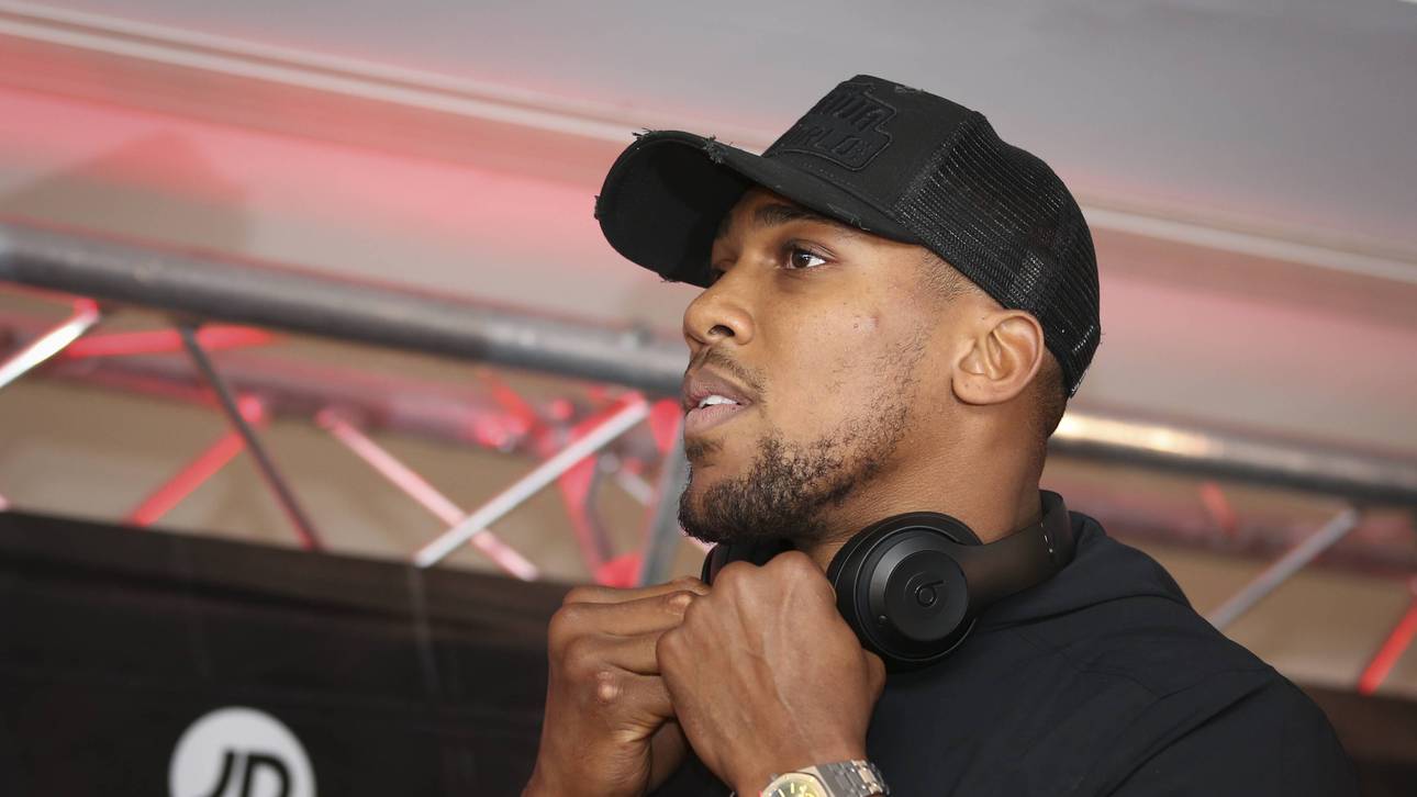 Joshua bei Protestmarsch auf Krücken