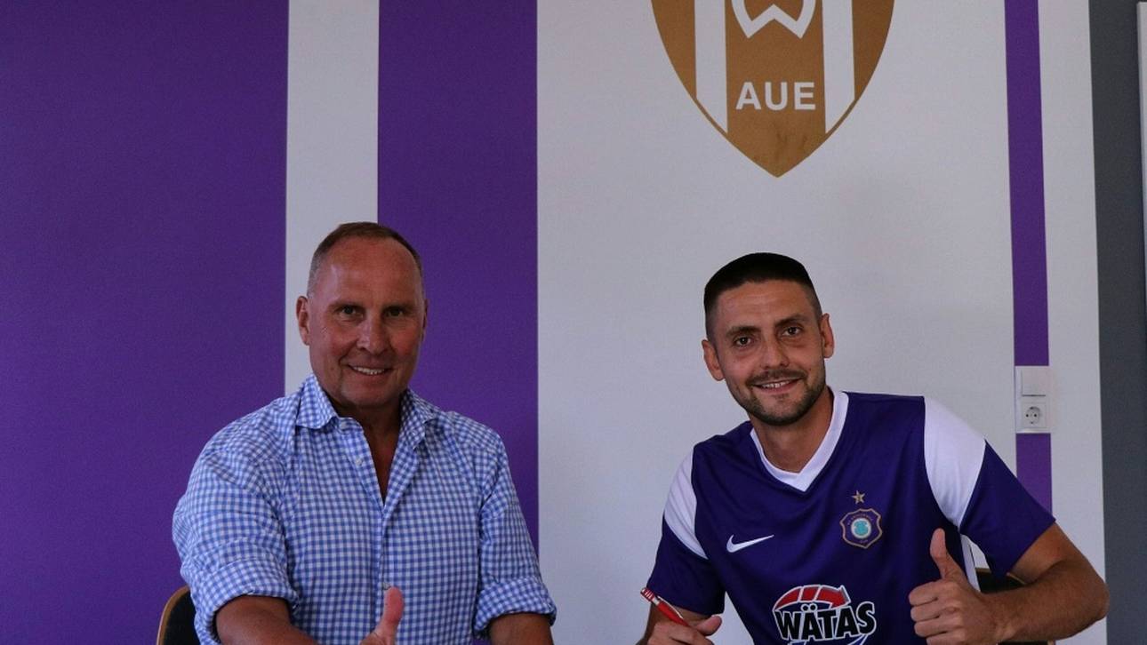 Aue verlängert mit Angreifer