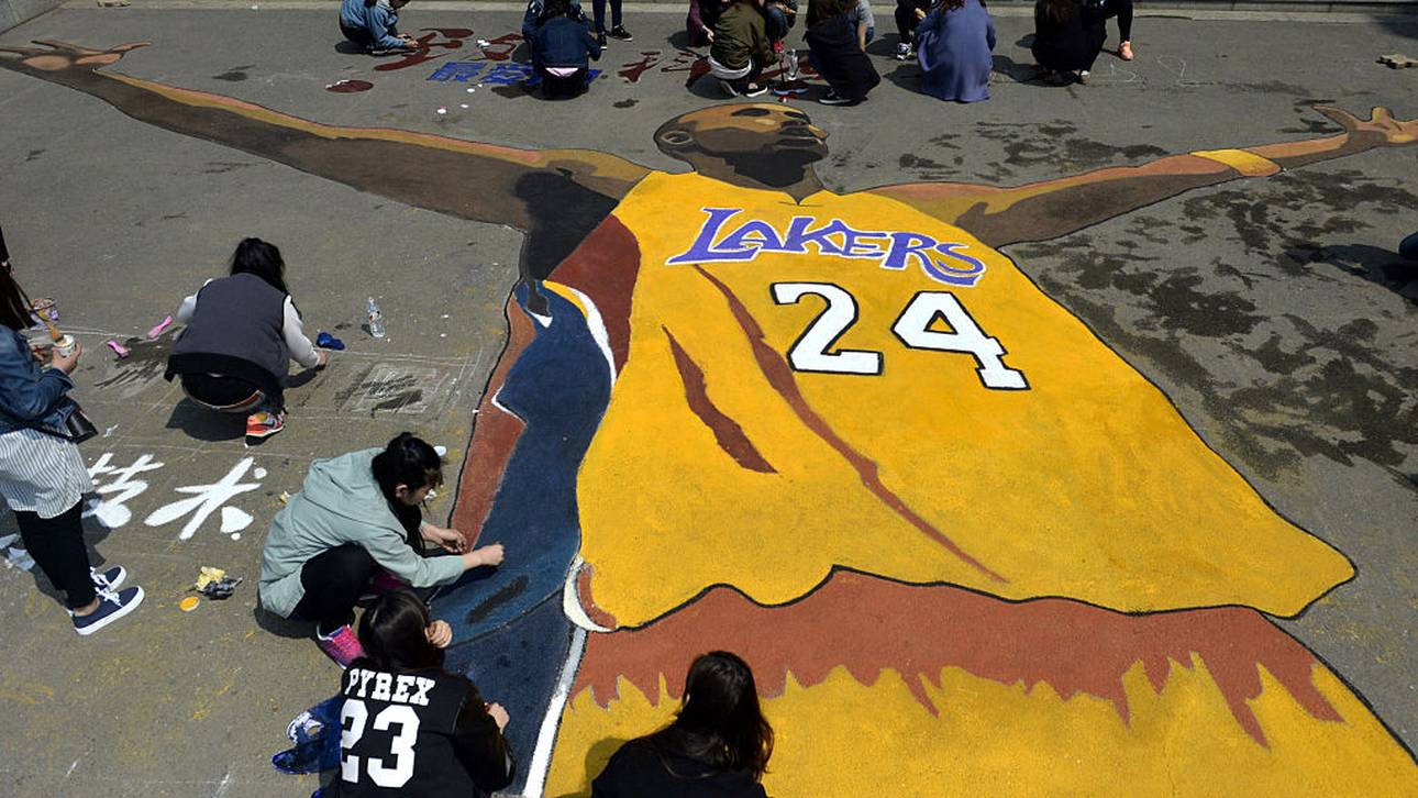 Studenten in China widmeten Kobe Bryant zu dessen letztem Karrierespiel in große Zeichnung