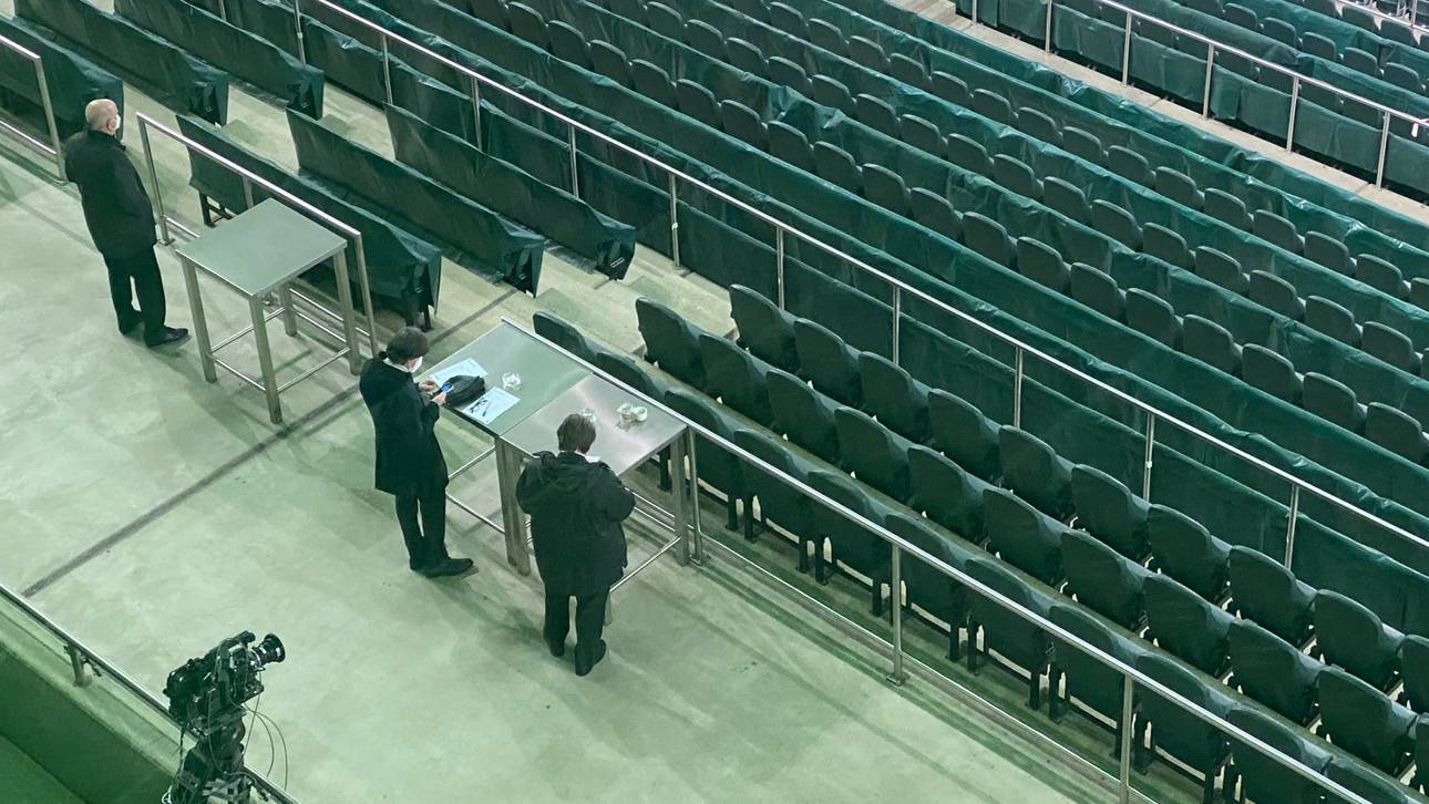 Joachim Löw (l.) schaute sich erstmals seit Monaten wieder ein Bundesliga-Spiel an