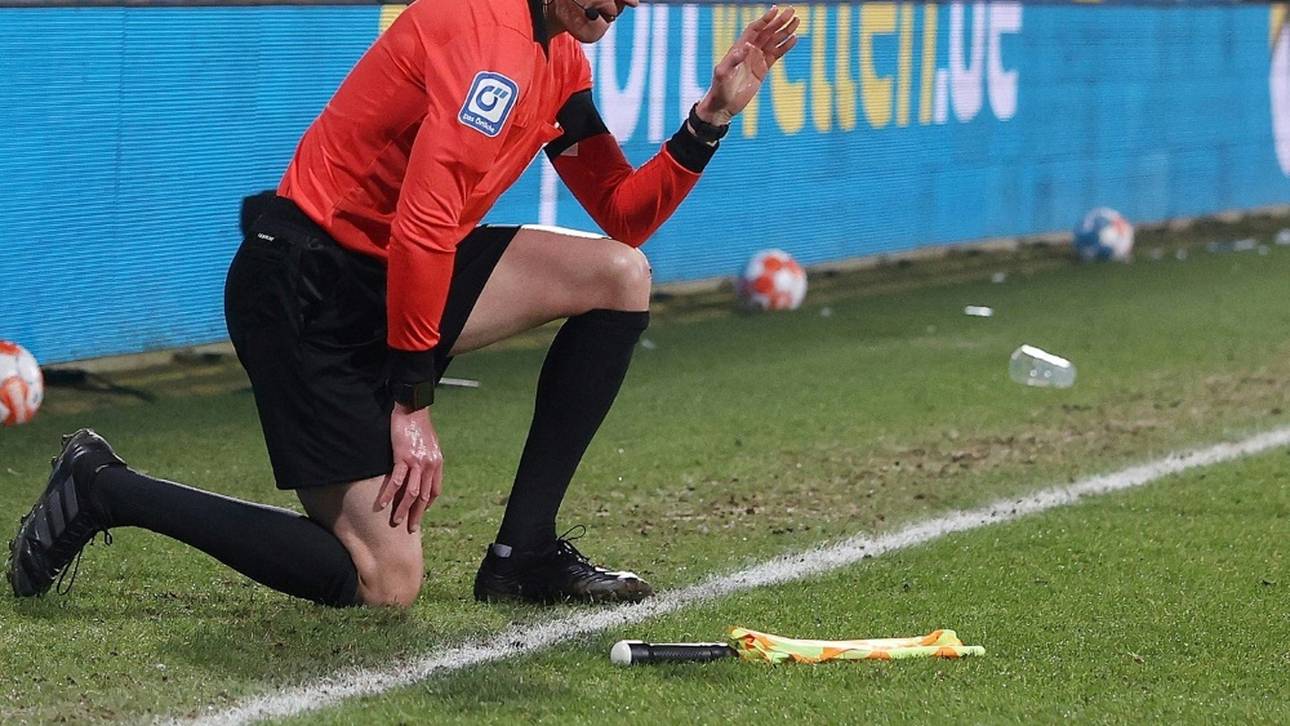 Nach Becherwurf: Spielabbruch im Westduell ohne Trainer