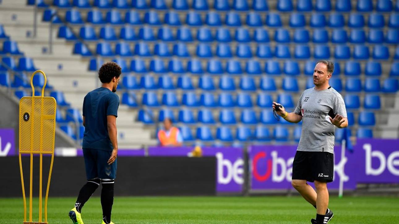 Hany Mukhtar (l.) im Gespräch mit Trainer Alexander Zorniger