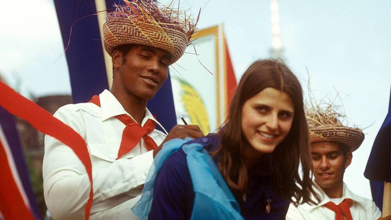 Teofilo Stevenson erfreut einen jungen Fan aus der DDR mit einem Autogramm