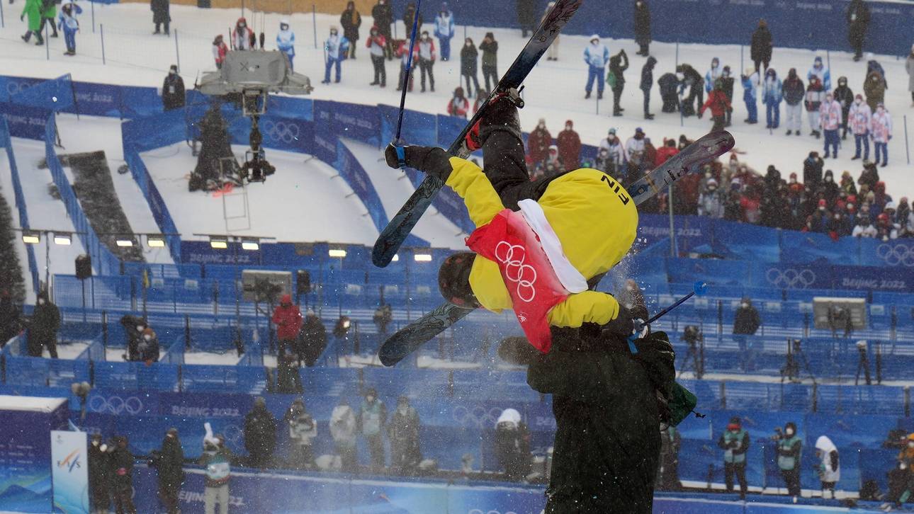 Snowboarder crasht Kameramann