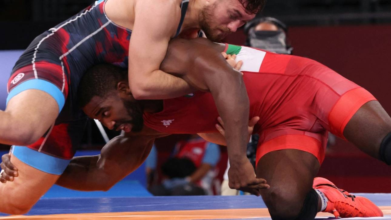 Schwarz ringt um WM-Bronze