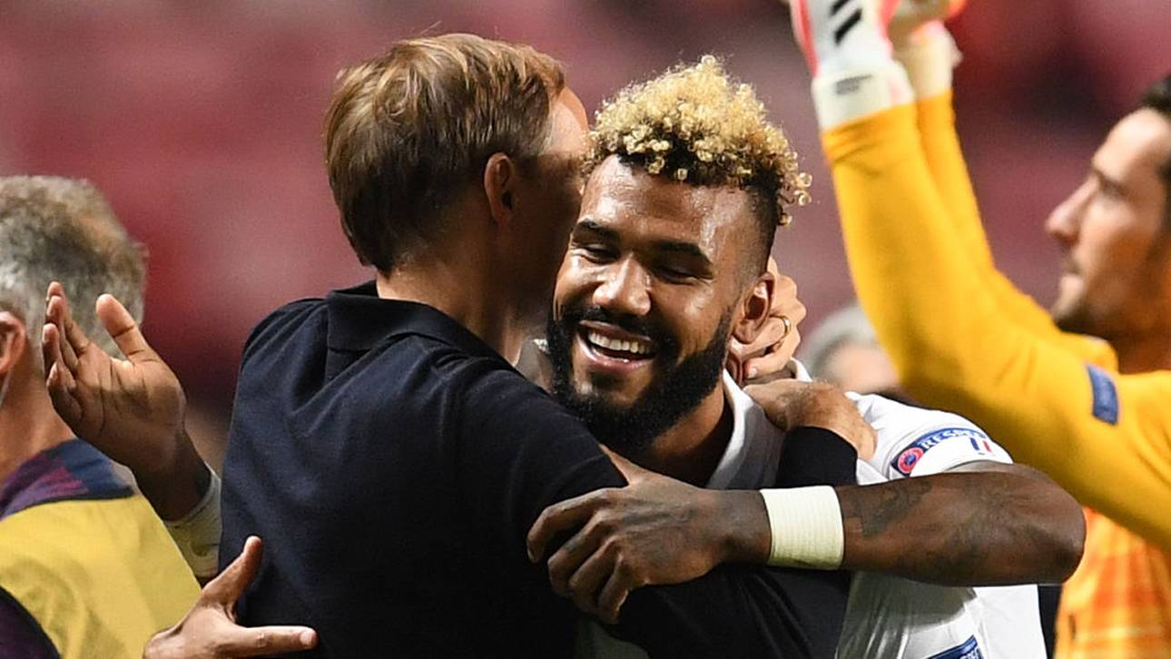 Thomas Tuchel gratuliert Eric Maxim Choupo-Moting zum Siegtreffer gegen Atalanta