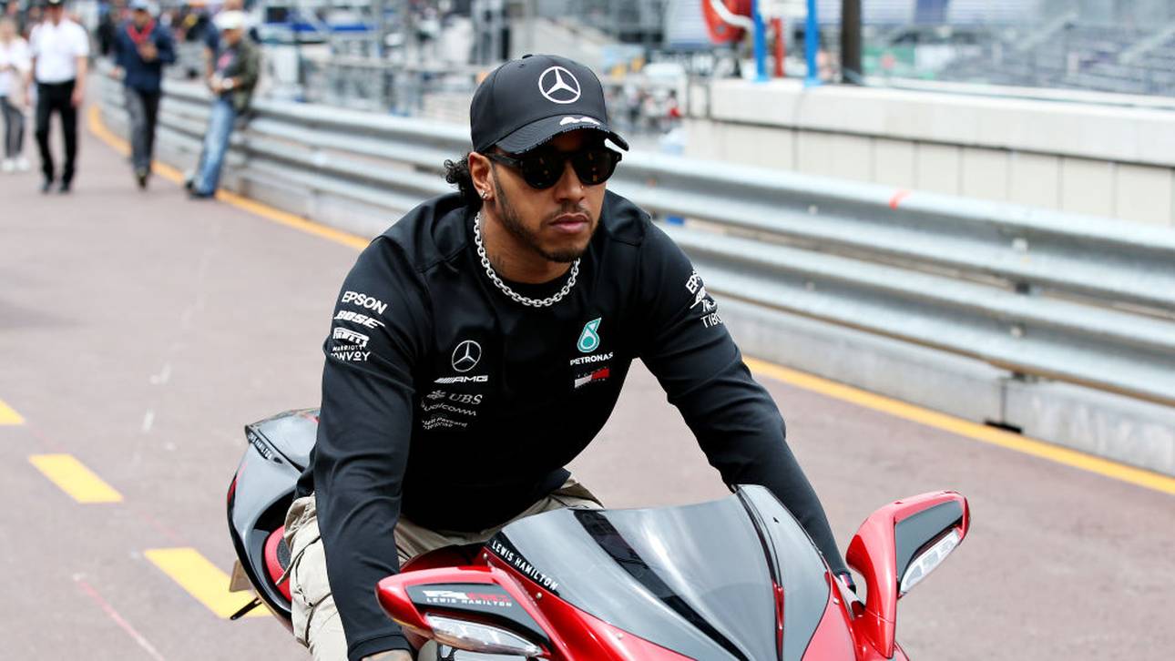 Hamilton probiert sich auf Motorrad