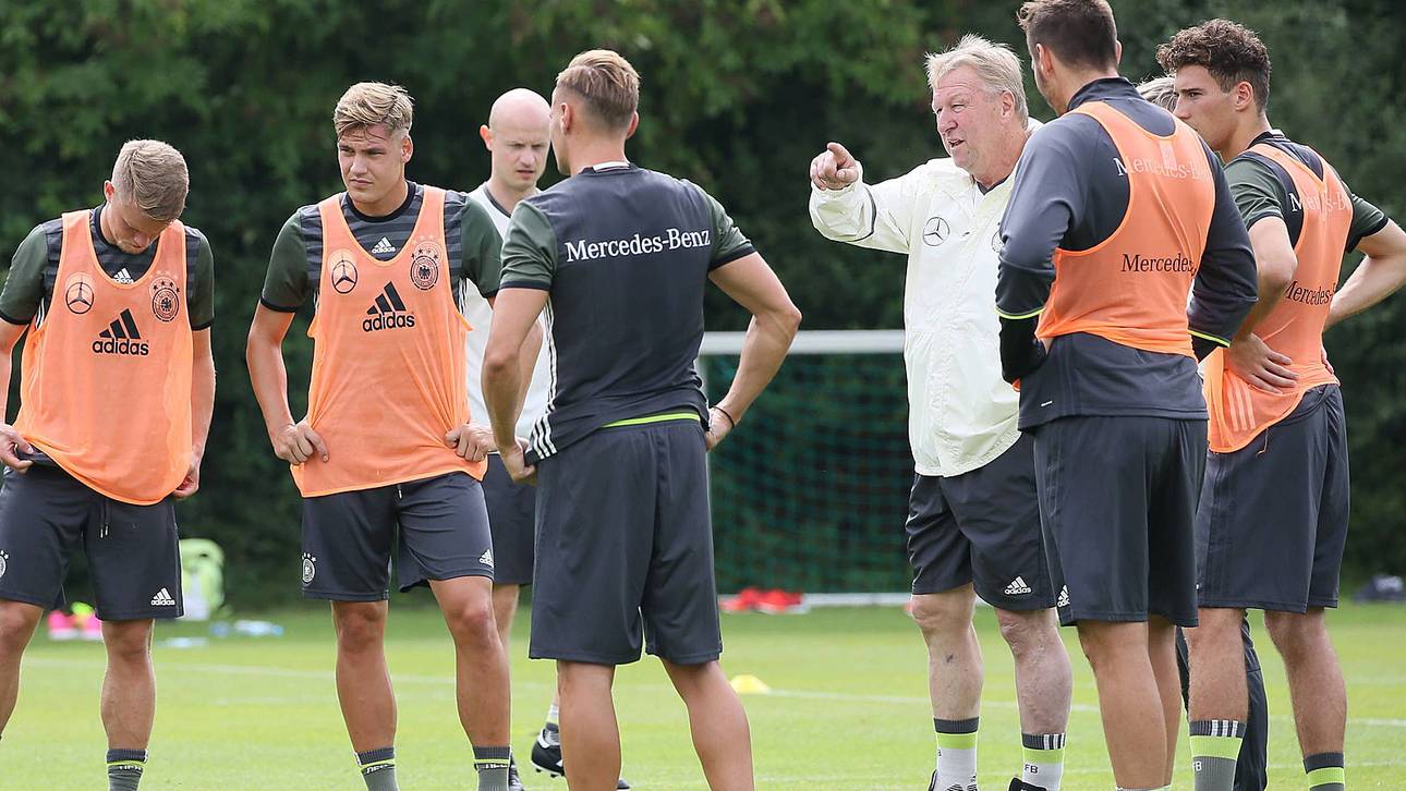 Horst Hrubesch (3.v.r.) arbeitete von 2000 bis 2018 für den DFB erfolgreich als Trainer.