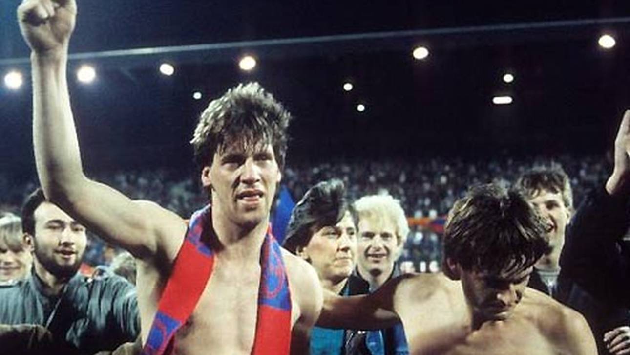 Europacup-Nacht 1986 in der Grotenburg: Wolfgang Funkel (mit Schal, neben Matthias Herget) nach dem legendären Viertelfinale zwischen Bayer Uerdingen und Dynamo Dresden