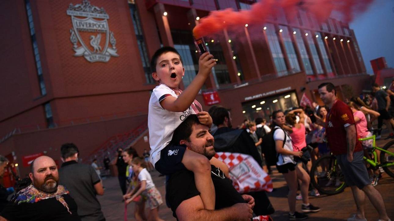 Vor dem Stadion an der Anfield Road ging es rund
