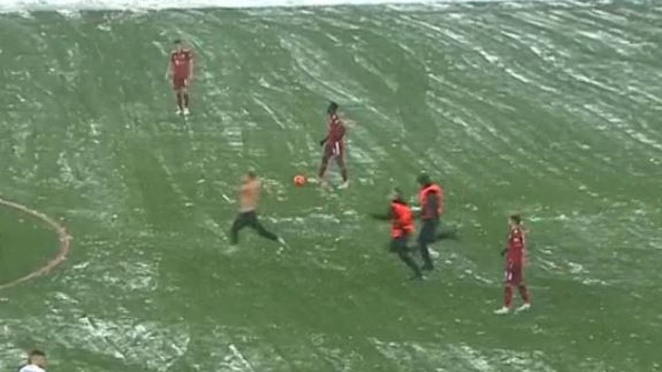 Flitzer im Schnee: FCB-Spiel unterbrochen