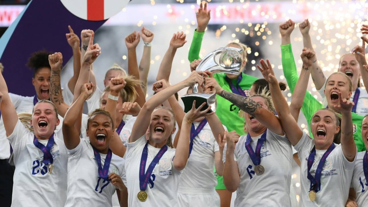 Europameisterinnen fordern Fußball für alle Schülerinnen