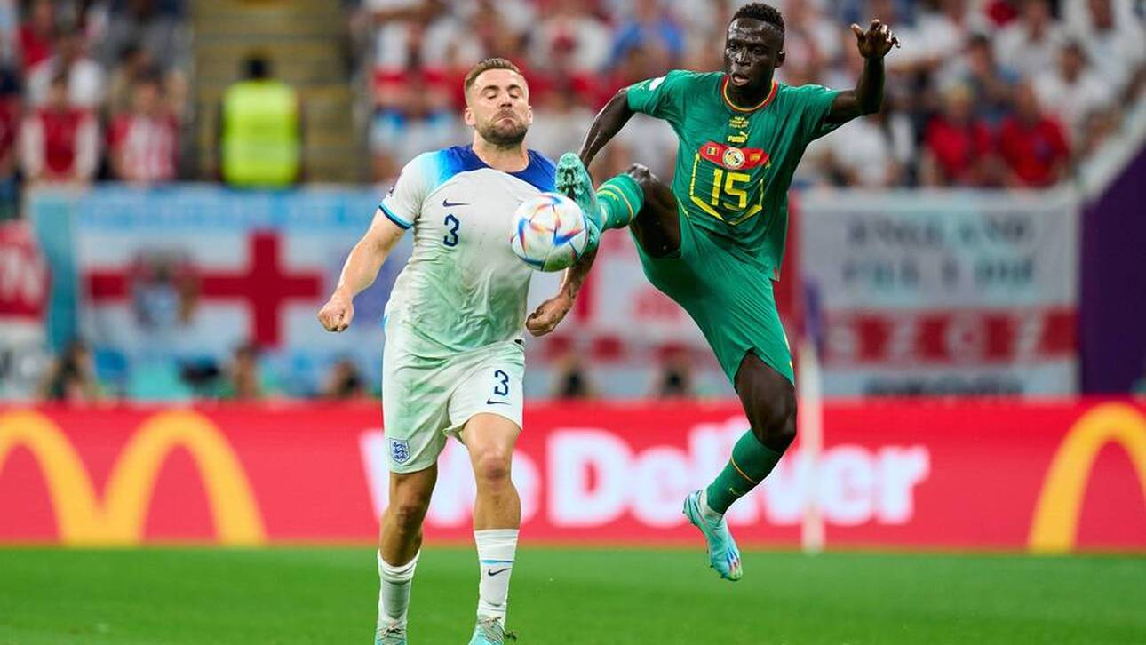 Vor allem das Trikot von Englands Linksverteidiger Luke Shaw ist mit der grünen Farbe beschmiert