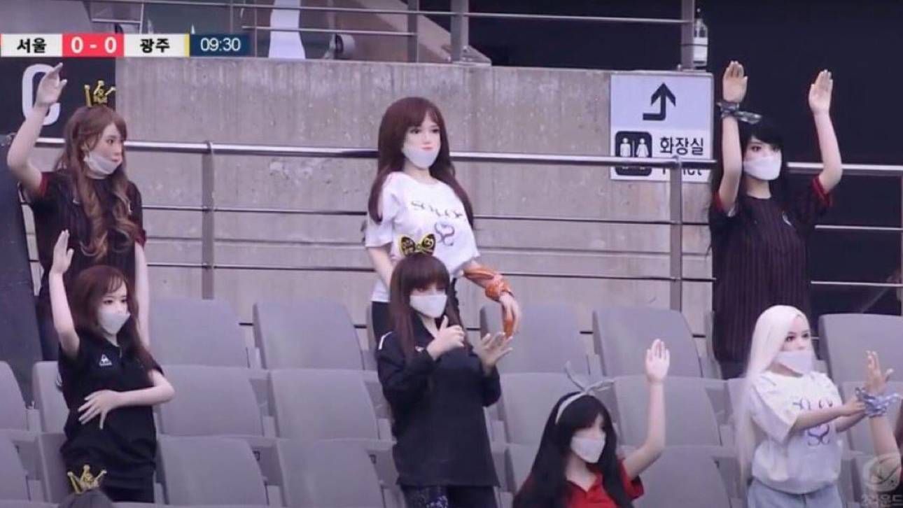 Geisterspiel: Sex-Puppen als Fans