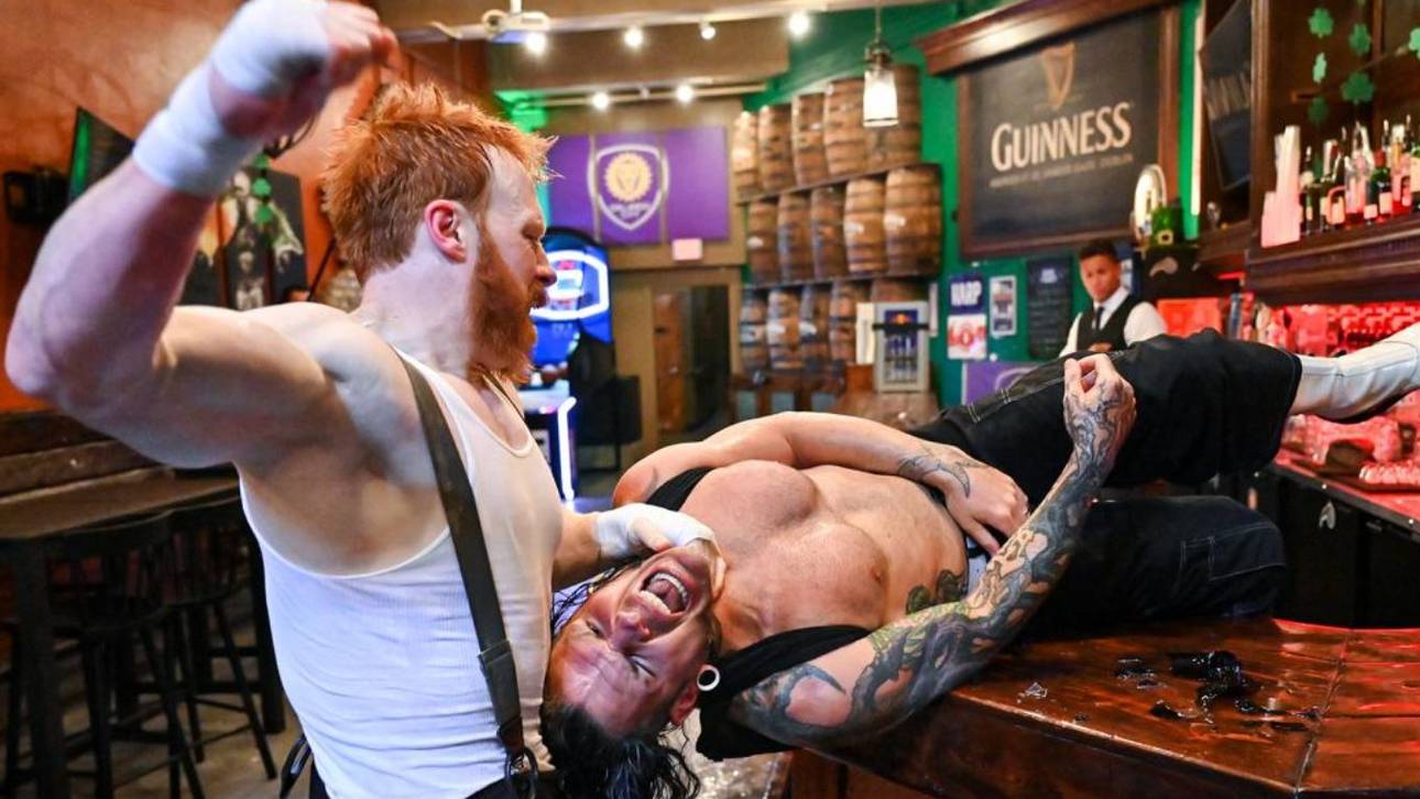 WWE: Verwandlung bei Bar Fight
