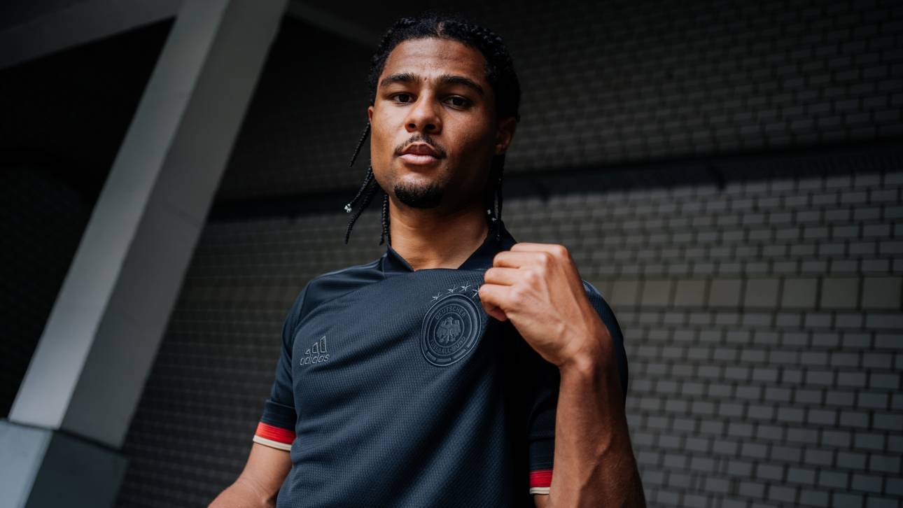Serge Gnabry im neuen DFB-Jersey