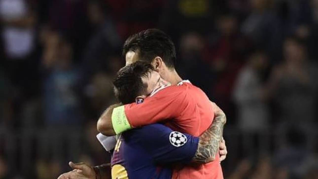 Prost! Messi beschenkt Torhüter