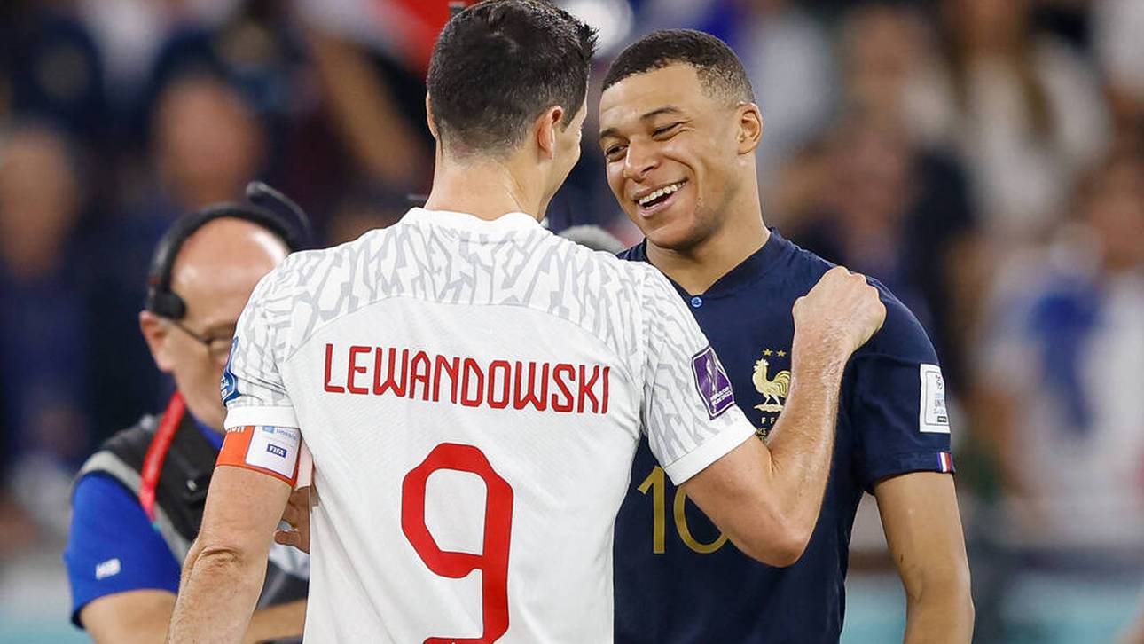 Kylian Mbappé und Robert Lewandowski tauschen sich nach der Partie aus