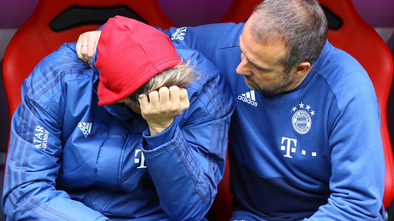 Javi Martínez musste von Co-Trainer Hansi Flick getröstet werden
