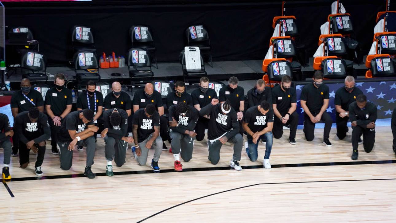 Vor dem Spiel zwischen den Jazz und den Pelicans knieten die Spieler während der Nationalhymne