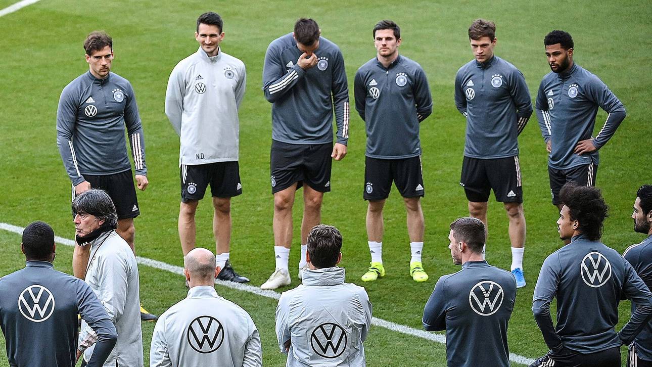 Jonas Hofmann am Mittwoch beim Abschlusstraining des DFB zwischen den Bayern-Stars Niklas Süle und Joshua Kimmich