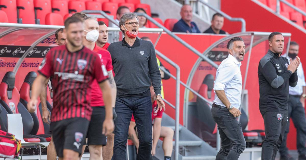 Ingolstädter Sportdirektor Michael Henke entschuldigt sich nach dem Tritt gegen Jeff Saibene